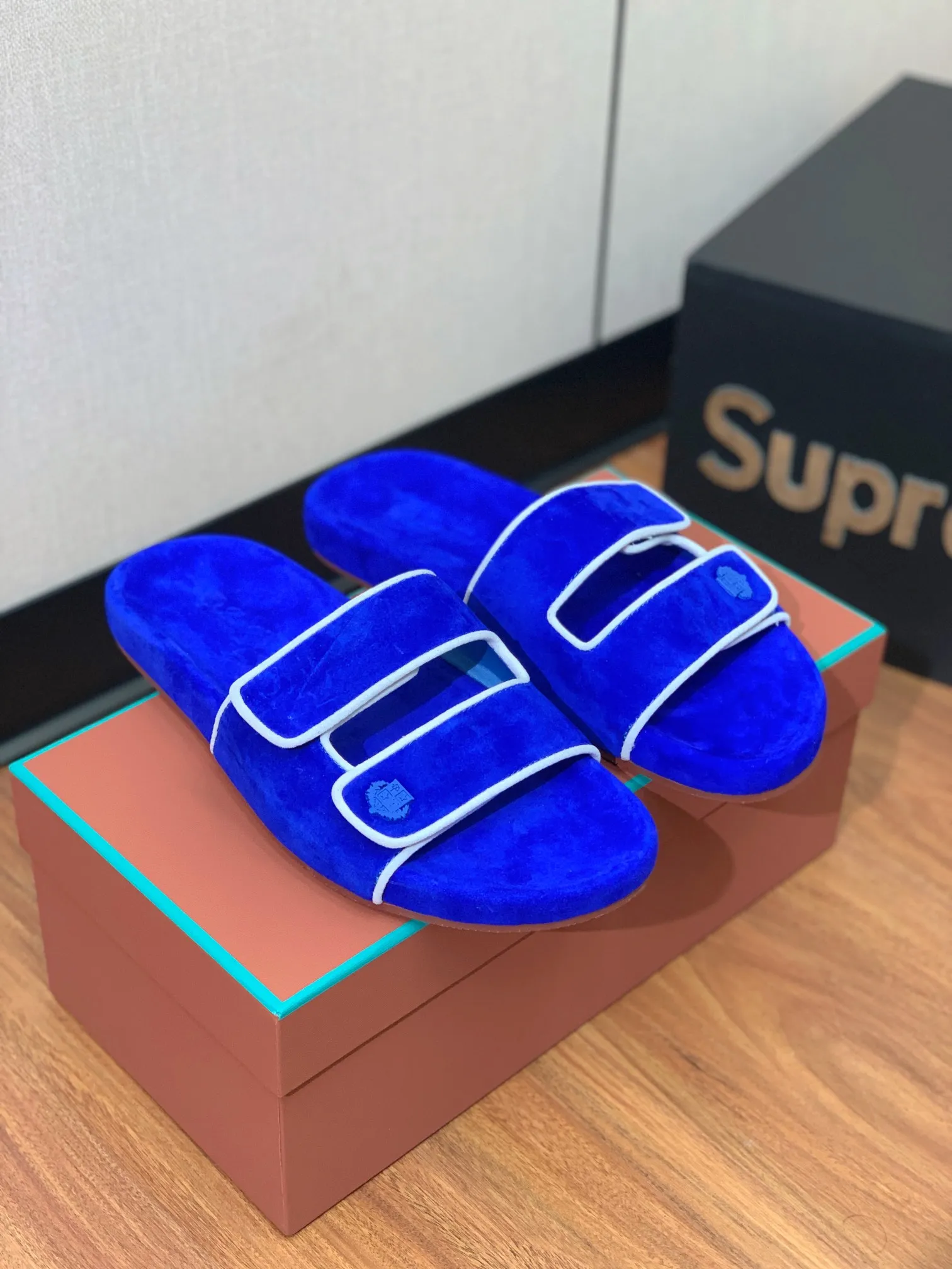 【LP】P:600💰 Size: 39-46 (45.46 can be customized) 【Loro Piana】LP men's slippers. Italian top cashmere is retro, elegant, low-key and luxurious. Both fashionable and practical, the leather is still of the highest quality in the entire network. The upper is silky and smooth. Wear-resistant and highly elastic beef tendon bottom. .